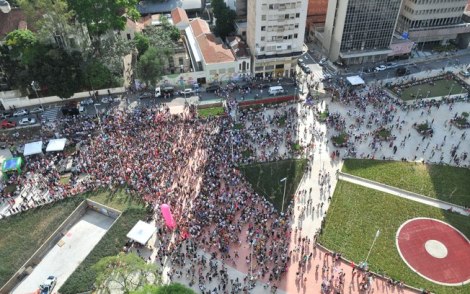 Futura Press Ato do 'Existe Amor em SP' lotou a Praça Rousevelt antes do segundo turno entre Haddad e Serra