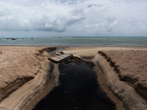 ligua_suja_joga_agua_suja_no_mar_de_maceio