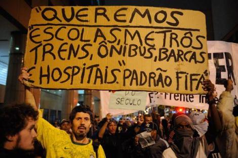 protesto_contra_a_copa_do_mundo_reune_mil_pessoas_em_sao_paulo_16042014-124458-11