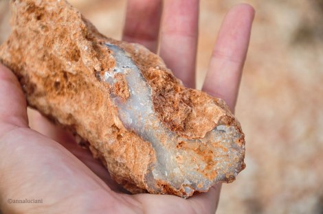in miniera con George abbiamo trovato un blocco di quarzo...non è opale ma comunque ha il suo fascino (foto: Anna Luciani)